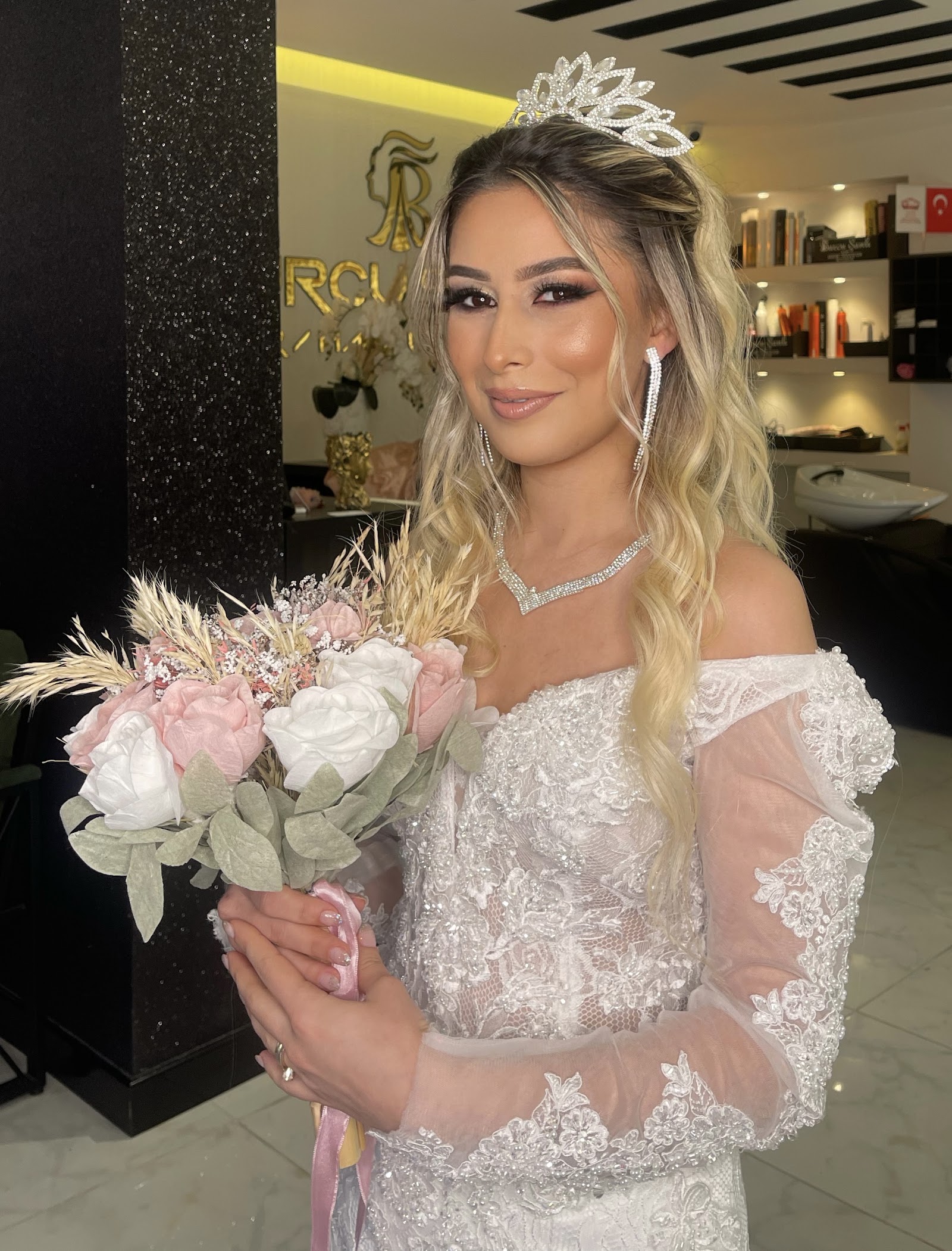 BURCU ŞANLI VIP HAİR MAKEUP STUDİO Gelin,Kına,Nişan,Söz Başı Saçı Türbanı Makyajı